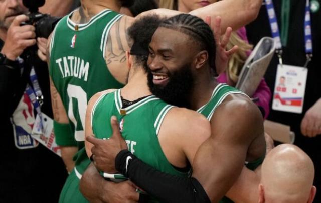 永利官网-争议！怀特绝杀超时？名记晒图：裁判多给绿军0.2秒